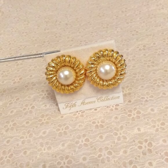 Vintage White Cream Pearl Statement Large Gold Tone Earrings Non-Pierced Clip - Picture 3 of 8